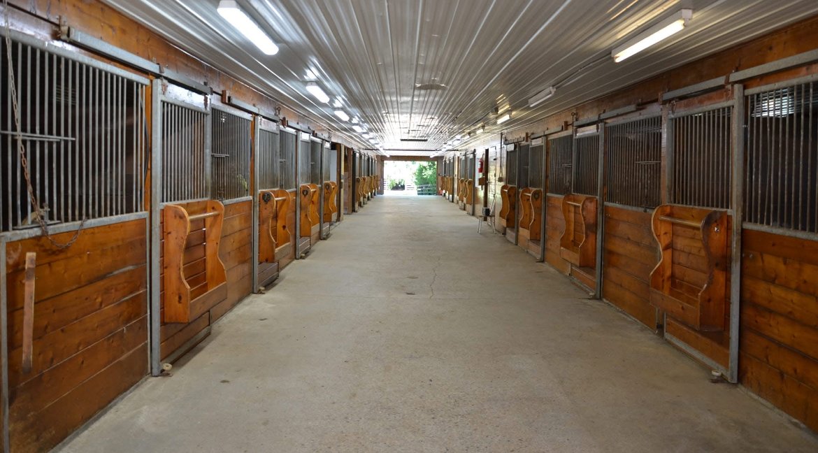 17-stall barn aisle